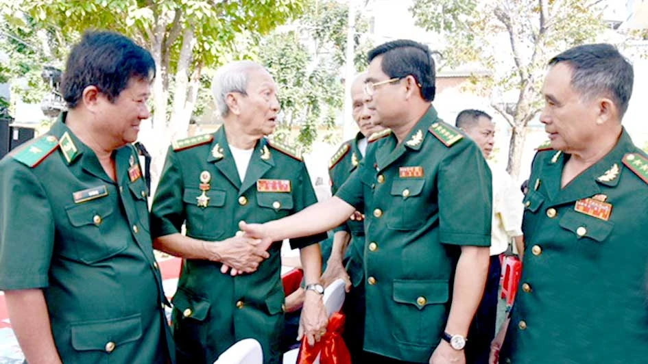Đại tá Tô Danh Út (thứ 2 từ phải sang), Chỉ huy trưởng BĐBP TPHCM, thăm hỏi các cựu cán bộ BĐBP nghỉ hưu. Ảnh: QUANG HUY