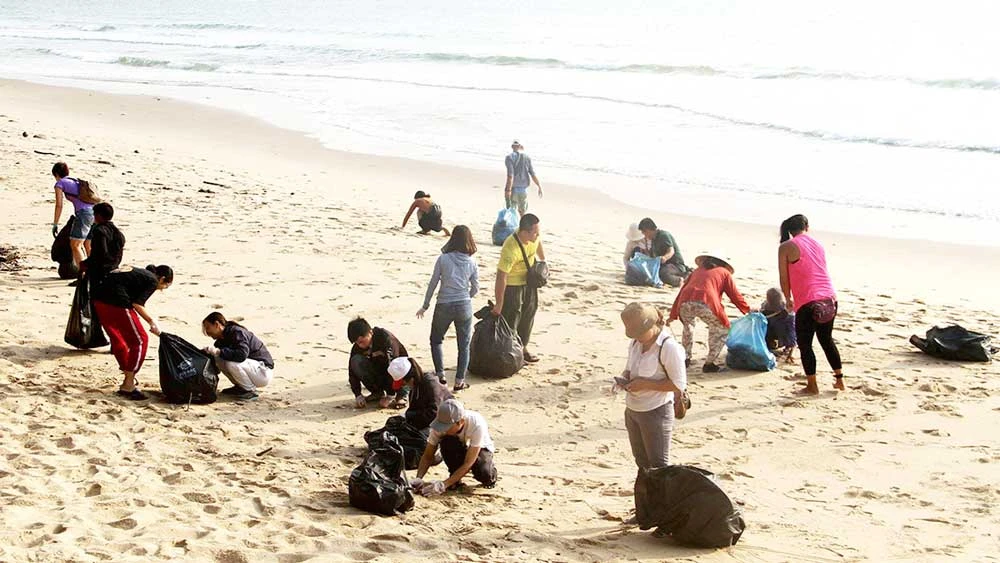 Nhóm bạn trẻ nước ngoài và 20 bạn trẻ tại Bình Định nhặt rác, làm sạch bãi biển Quy Hòa