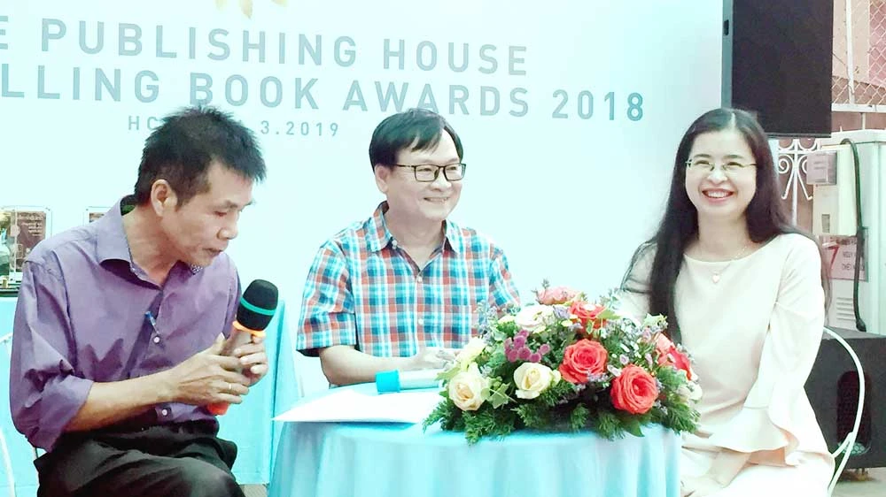 Hai nhà văn Nguyễn Nhật Ánh (giữa) và Dương Thụy (phải) giao lưu với bạn đọc