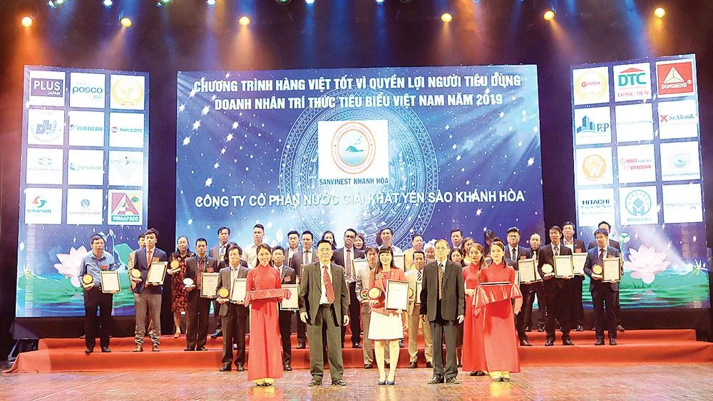 Đại diện Công ty CP Nước giải khát Yến sào Khánh Hòa vinh dự nhận giải thưởng