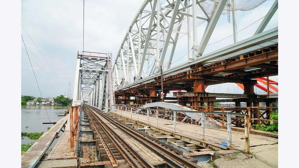 Cầu đường sắt Bình Lợi mới với độ tĩnh không cao, đang được xây dựng kế bên cầu cũ. Ảnh: HOÀNG HÙNG