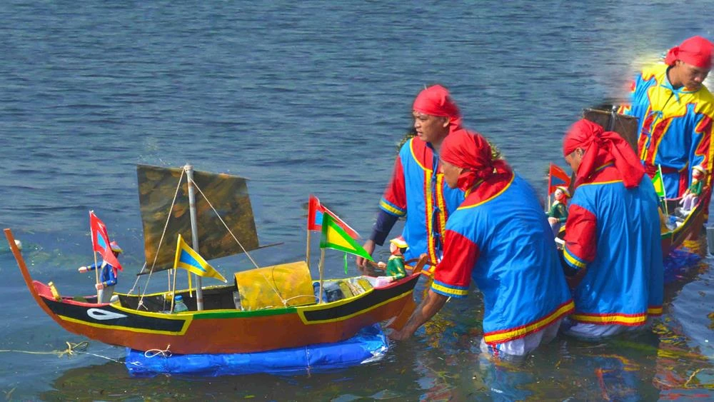Nghi lễ thả mô hình thuyền ra biển trong Lễ khao lề thế lính Hoàng Sa