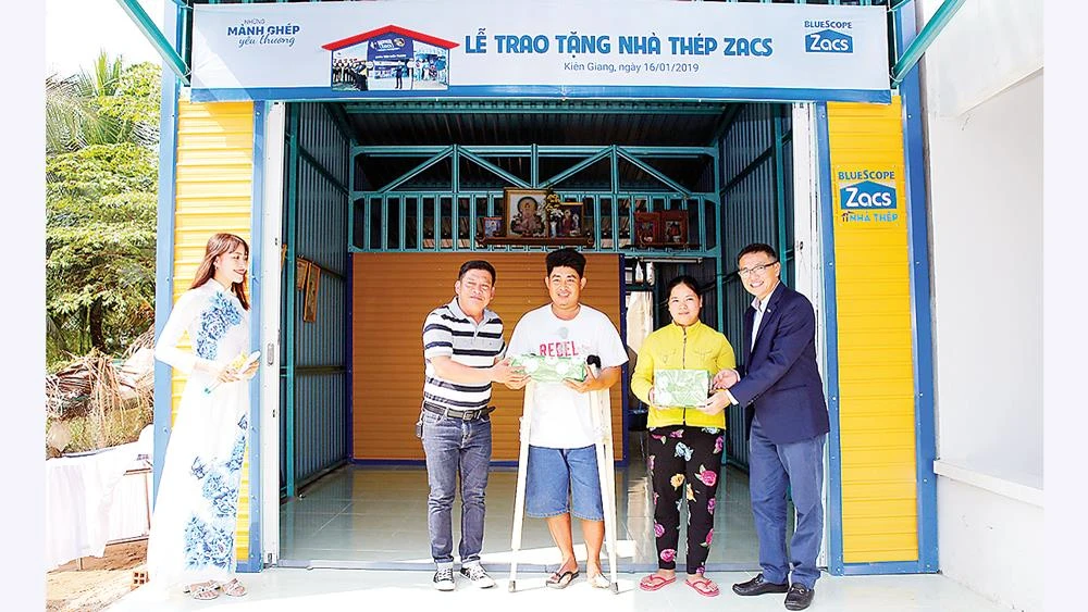 Tôn Zacs và đại lý ủy quyền trao tặng 50 ngôi nhà thép cho người lao động nghèo 