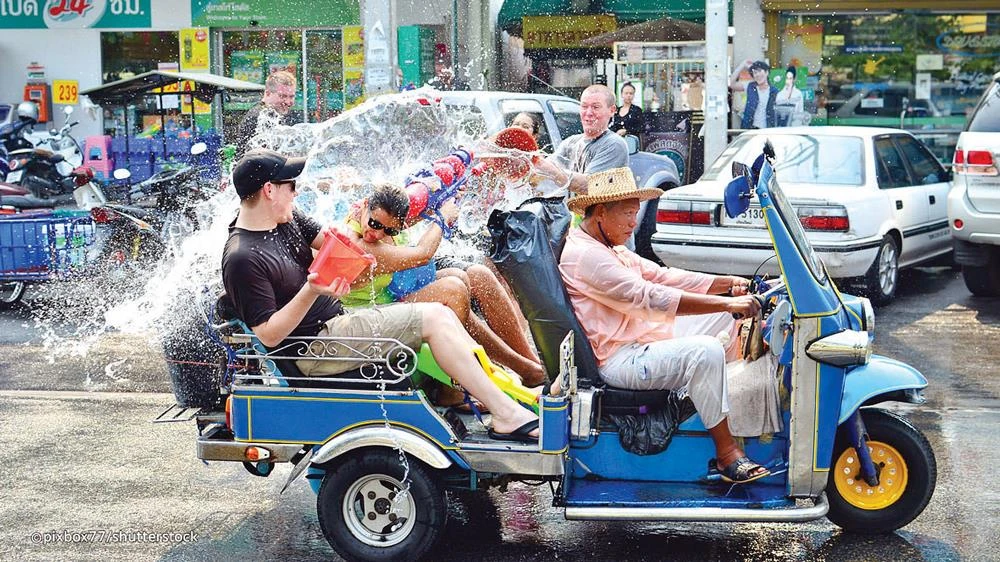 Du khách tham gia lễ hội Songkran ở Thái Lan