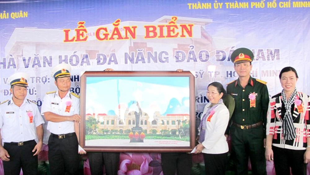 Đồng chí Võ Thị Dung trao bức tranh TPHCM trong lễ gắn biển công trình Nhà văn hóa đa năng do Đảng bộ, chính quyền và nhân dân TPHCM tặng đảo Đá Nam