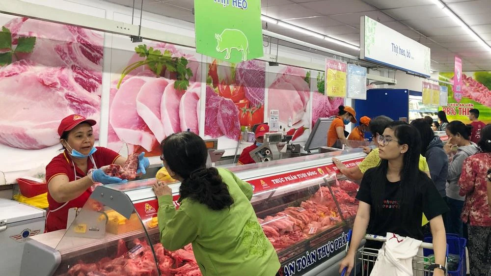 Khách hàng đang chọn mua thịt heo VietGAP tại siêu thị Co.opmart