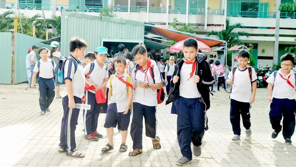 Học sinh Trường Tiểu học Bông Sao đi bộ về nhà. Ảnh: THÀNH TRÍ