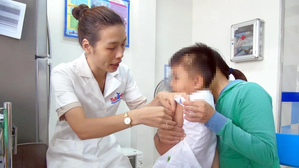 Tiêm chủng cho trẻ tại Trung tâm Kiểm soát bệnh tật tỉnh Bình Phước