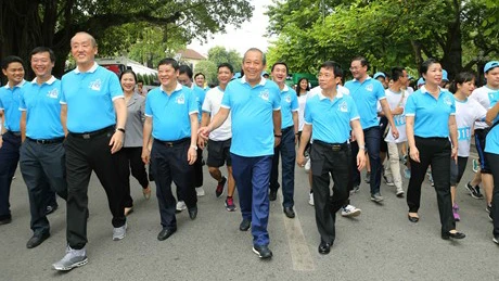 Các đại biểu đi bộ tại khu vực Hồ Gươm. Ảnh: VGP/Lê Sơn