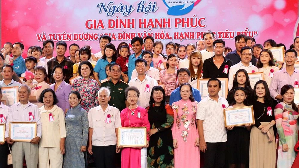Phó Bí thư Thành ủy TPHCM Võ Thị Dung tuyên dương các gia đình hạnh phúc tiêu biểu
