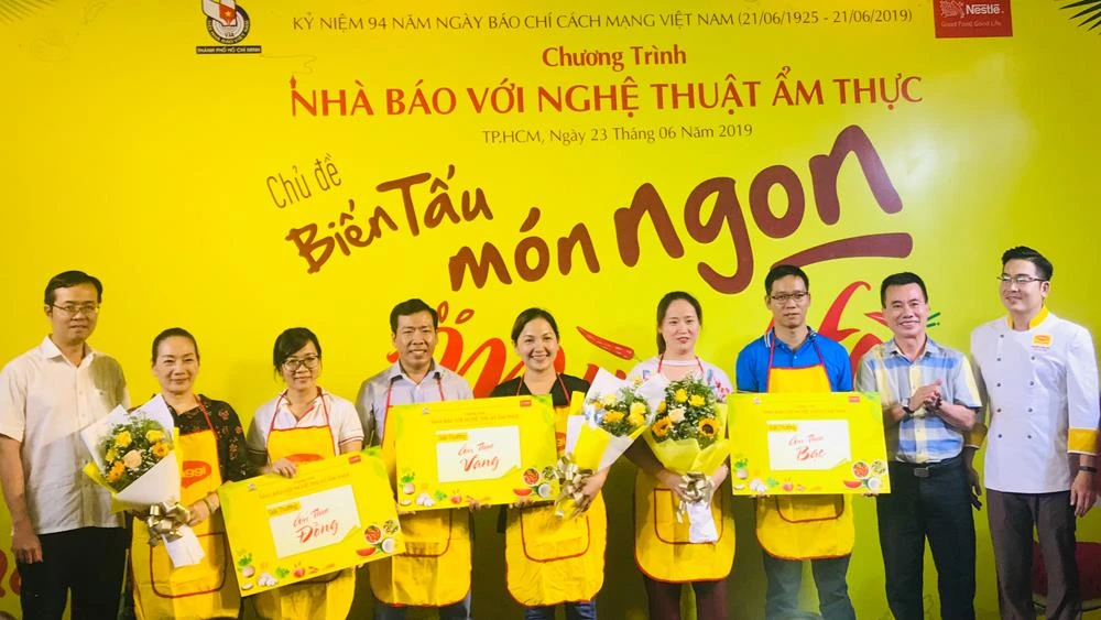 Đồng chí Lê Văn Minh, Phó trưởng Ban Tuyên giáo Thành ủy TPHCM (bìa trái) trao giải ẩm thực vàng, bạc, đồng cho các thí sinh