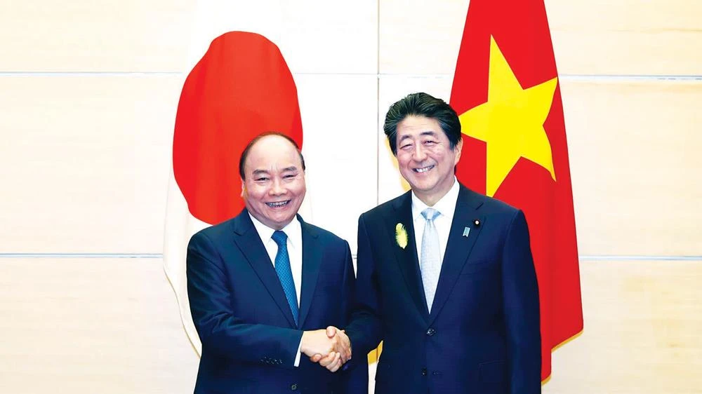 Thủ tướng Nhật Bản Shinzo Abe tiếp Thủ tướng Nguyễn Xuân Phúc. Ảnh: TTXVN