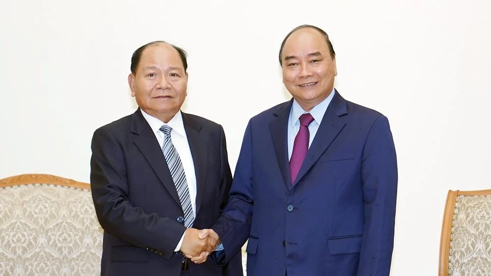 Thủ tướng Nguyễn Xuân Phúc tiếp Bộ trưởng Nội vụ Lào Khammanh Sounvileuth. Ảnh: VGP/Quang Hiếu