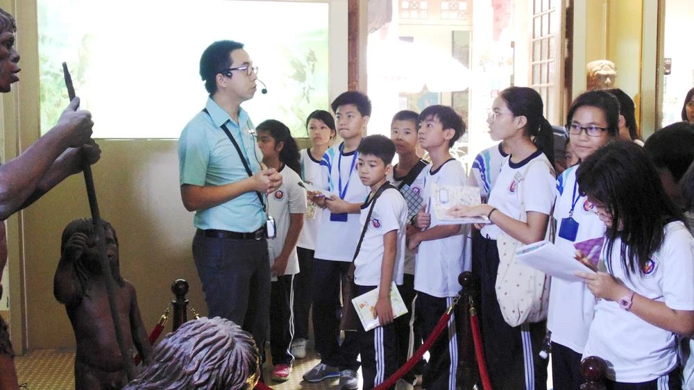 Một tiết học Lịch sử của học sinh Trường THCS Trần Văn Ơn (quận 1) tại bảo tàng. Ảnh: THU TÂM