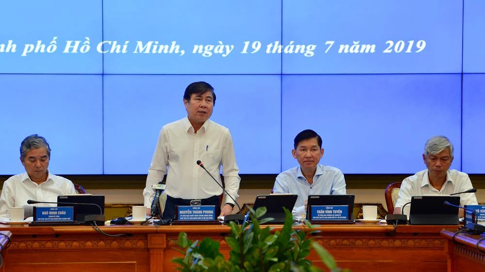 Chủ tịch UBND TPHCM Nguyễn Thành Phong phát biểu tại cuộc họp. Ảnh: VIỆT DŨNG