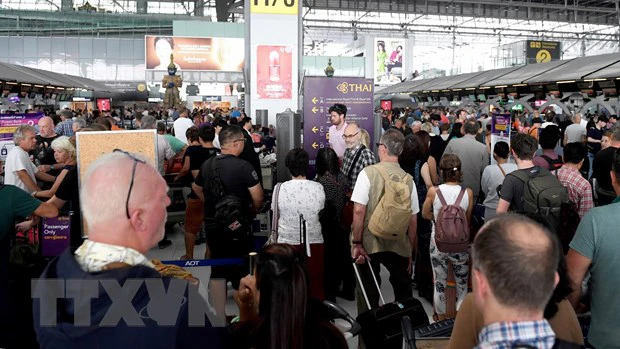 Hành khách tại sân bay quốc tế Suvarnabhumi, Bangkok, Thái Lan. Ảnh: TTXVN