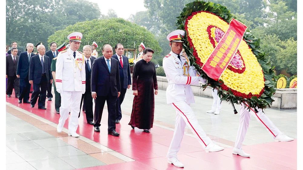 Đoàn đại biểu lãnh đạo, nguyên lãnh đạo Đảng, Nhà nước, MTTQ Việt Nam đặt vòng hoa, tưởng niệm các Anh hùng Liệt sĩ. Ảnh: TTXVN