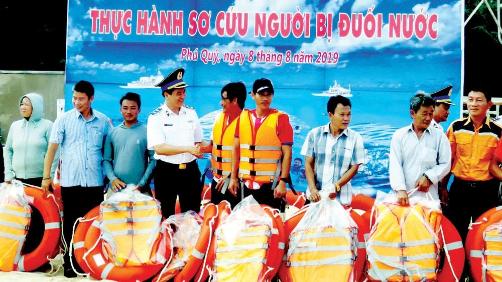 Cảnh sát biển đồng hành với ngư dân
