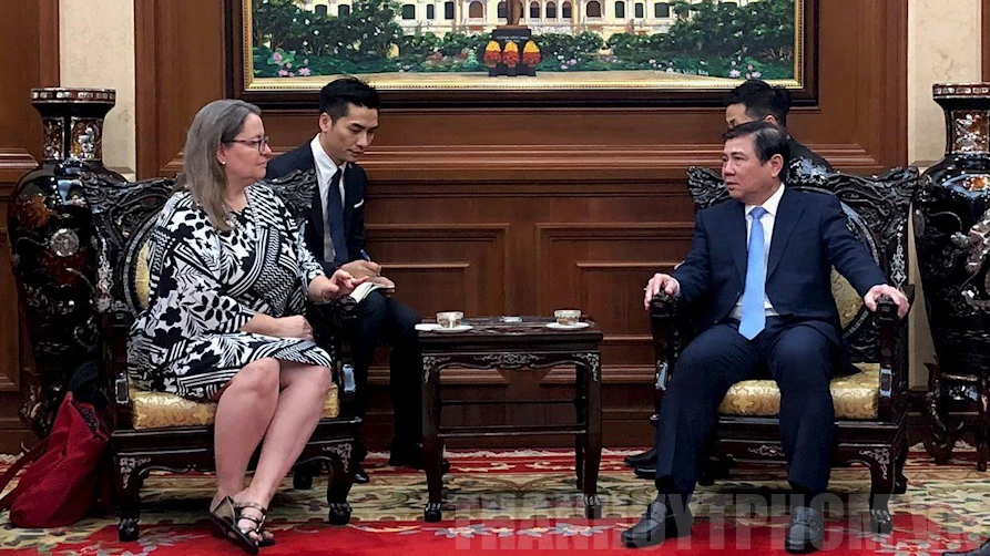 Chủ tịch UBND TP Nguyễn Thành Phong tiếp tân Tổng Lãnh sự Hoa Kỳ tại TPHCM Marie C.Damour. Ảnh: Thanhuytphcm