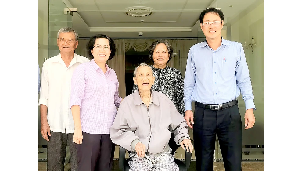 Nhân sĩ Nguyễn Hữu Hạnh và gia đình đến thăm trụ sở mới của MTTQ TPHCM năm 2018