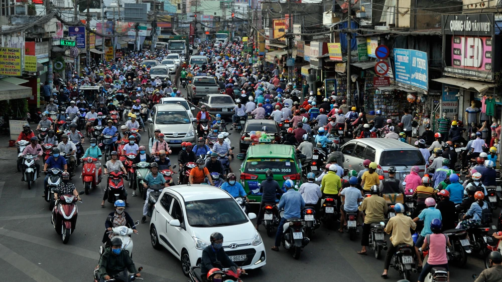 Khí thải của phương tiện giao thông cá nhân góp phần làm không khí ô nhiễm. Ảnh: THÀNH TRÍ