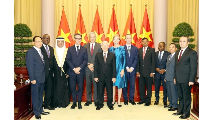 Tổng Bí thư, Chủ tịch nước Nguyễn Phú Trọng chụp ảnh chung với các Đại sứ đến nhận nhiệm kỳ công tác tại Việt Nam. Ảnh: Trí Dũng/TTXVN