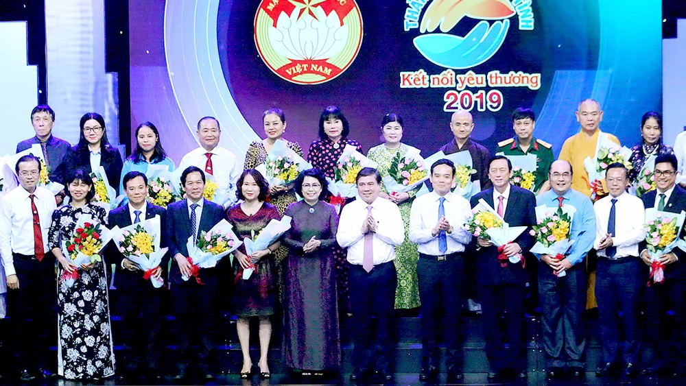 Các đồng chí lãnh đạo tặng hoa các doanh nghiệp, nhà hảo tâm trong chương trình