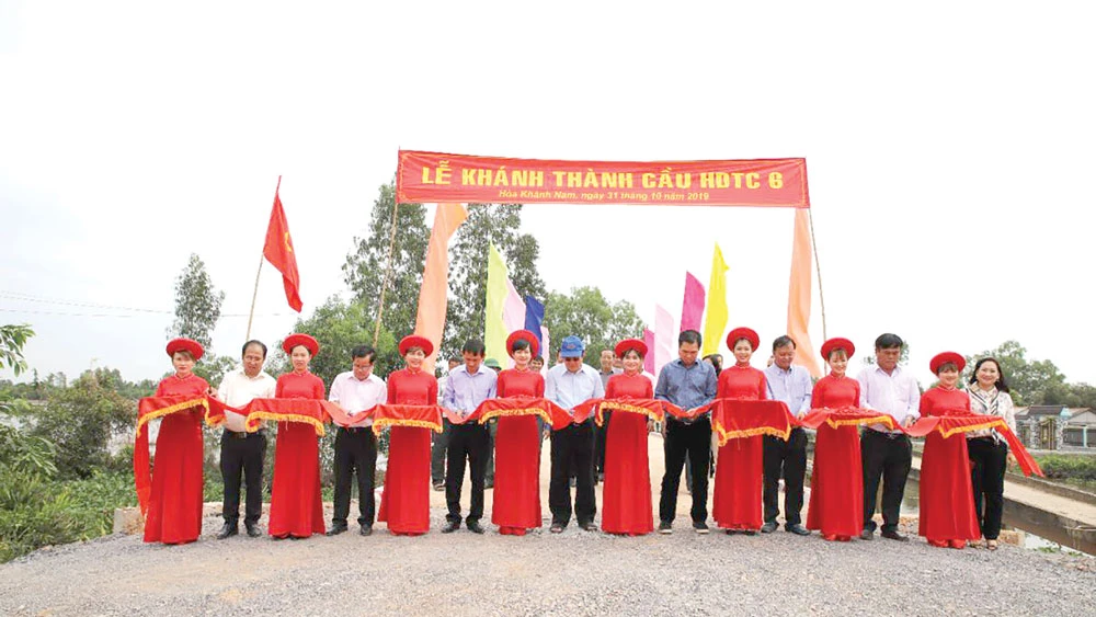Nguyên Chủ tịch nước Trương Tấn Sang cùng ban lãnh đạo HDTC cắt băng khánh thành cầu tại xã Hòa Khánh Nam, Long An