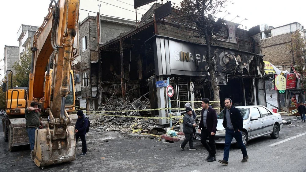 Một ngân hàng của Iran bị phóng hỏa. Nguồn: Reuters