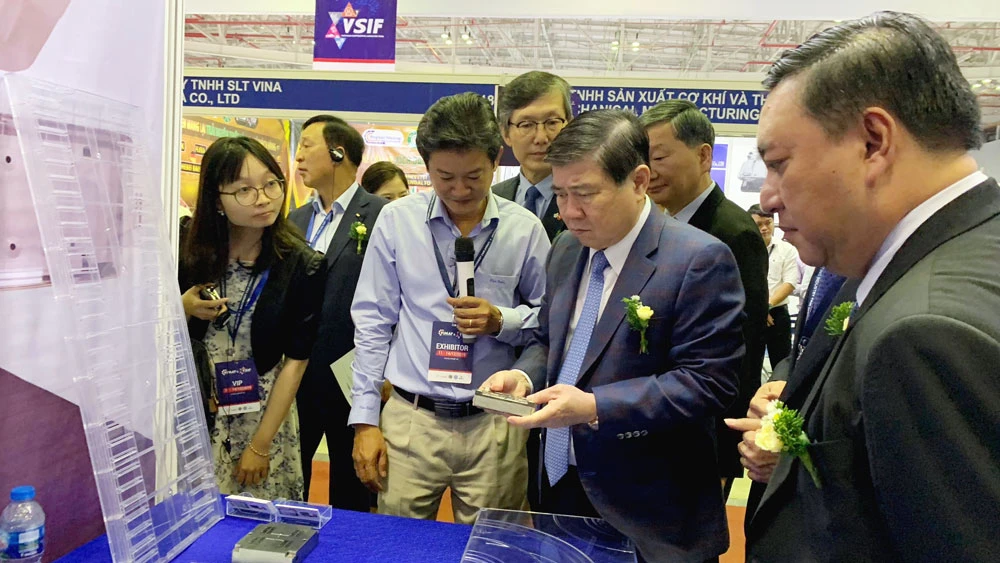 Chủ tịch UBND TPHCM Nguyễn Thành Phong tham quan gian hàng sản phẩm công nghiệp hỗ trợ của doanh nghiệp trong nước tại triển lãm. Ảnh: ÁI VÂN
