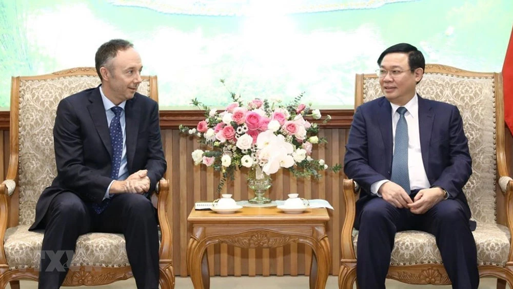 Phó Thủ tướng Chính phủ Vương Đình Huệ tiếp Phó Chủ tịch Tập đoàn Nike. Ảnh: Văn Điệp/TTXVN