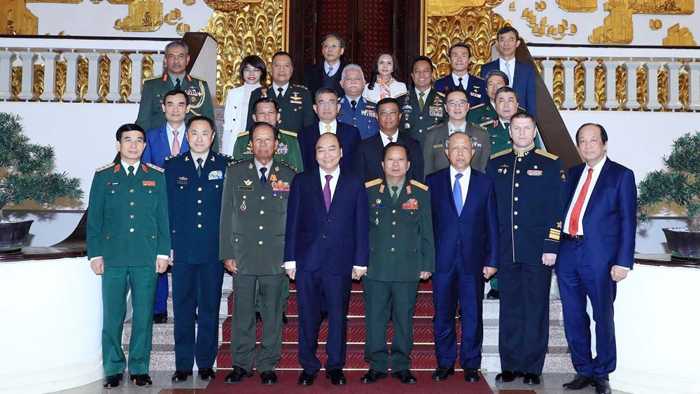 Thủ tướng Nguyễn Xuân Phúc với lãnh đạo Bộ Quốc phòng, quân đội các nước ASEAN, Liên bang Nga và Trung Quốc. Ảnh: TTXVN