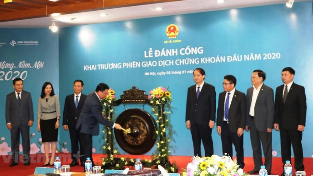 Lễ đánh cồng khai trương phiên giao dịch chứng khoán đầu năm 2020, ngày 2/1, tại HNX. Ảnh: PV/Vietnam+