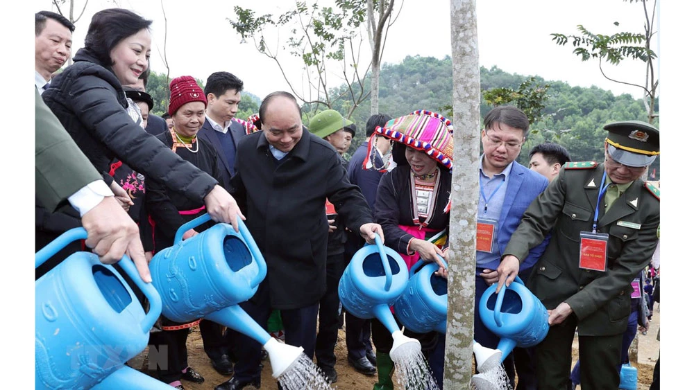 Thủ tướng Nguyễn Xuân Phúc cùng các đại biểu tham gia trồng cây. Ảnh: Thống Nhất/TTXVN