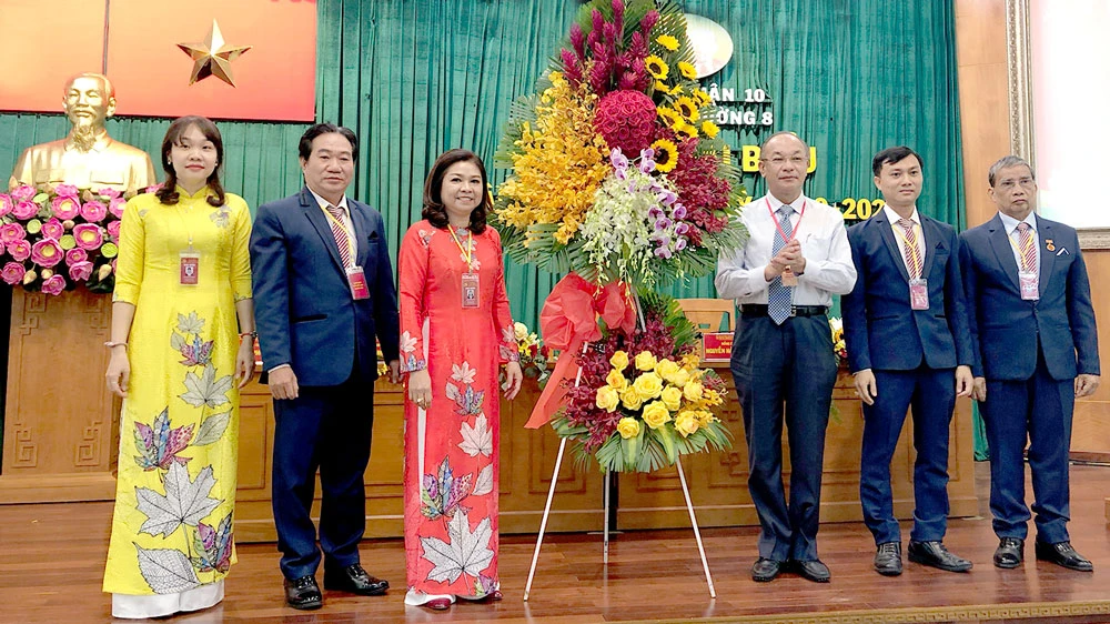 Trung tướng Lê Đông Phong, Ủy viên Ban Thường vụ Thành ủy, Giám đốc Công an TPHCM, chúc mừng Đại hội Đảng bộ phường 8, quận 10 lần thứ XIV. Ảnh: ÁI CHÂN