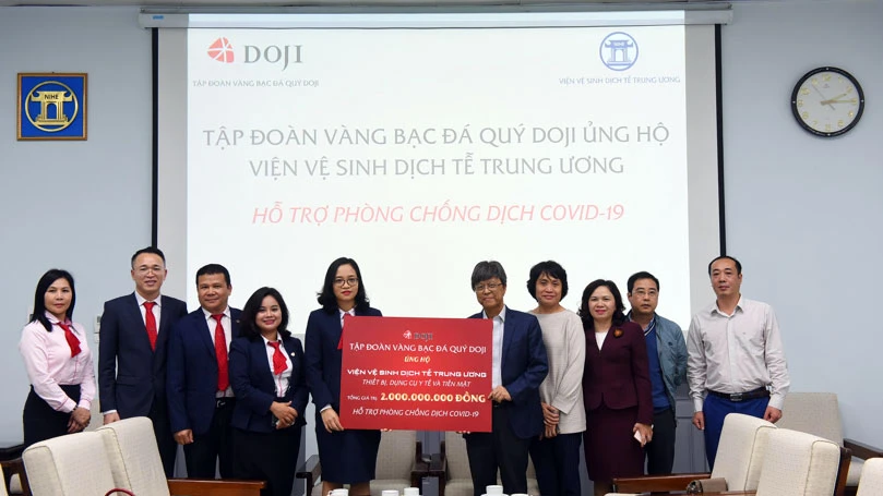 Tập đoàn Vàng bạc Đá quý DOJI và Ngân hàng TMCP Tiên Phong ủng hộ 10 tỷ đồng chống dịch Covid-19