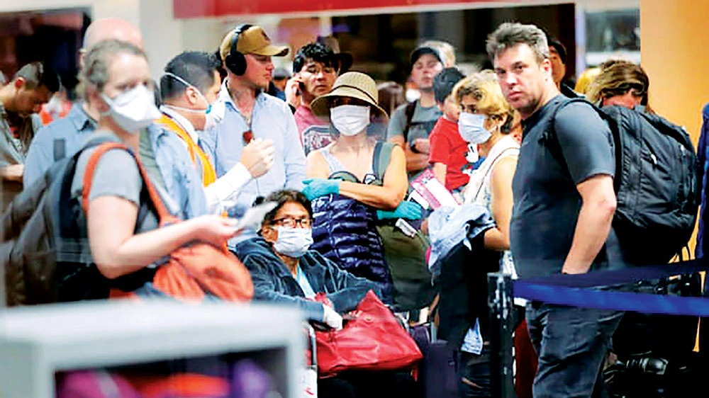Nhiều hành khách kẹt tại sân bay vì nhiều quốc gia bất ngờ đóng cửa không phận. Ảnh: Getty Images