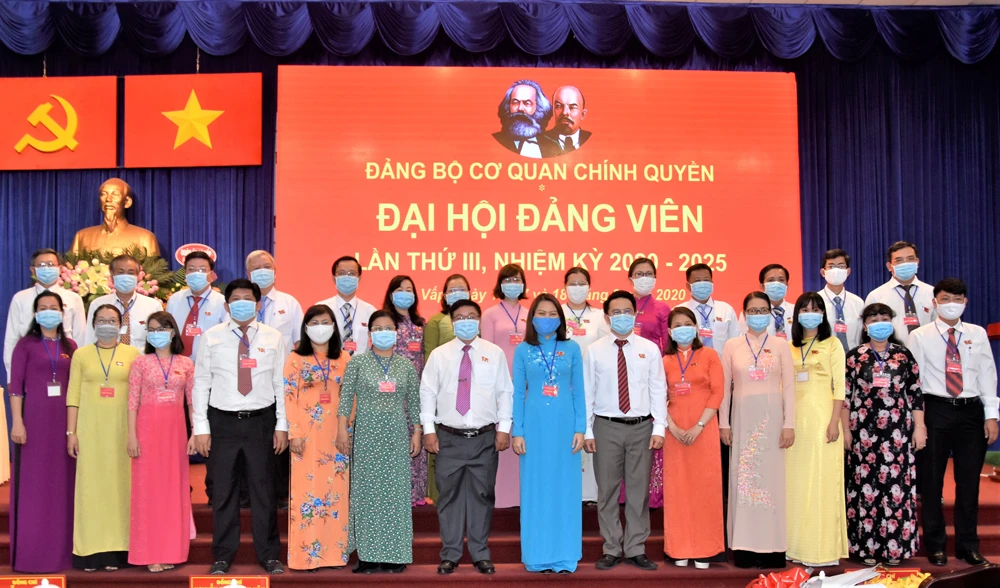 Đồng chí Nguyễn Thị Thanh Vân chúc mừng Đoàn đại biểu Đảng bộ Cơ quan chính quyền được bầu dự Đại hội đại biểu Đảng bộ quận Gò Vấp lần thứ XII, nhiệm kì 2020 - 2025