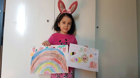 Con gái nhỏ Serena vẽ tranh cầu vồng
