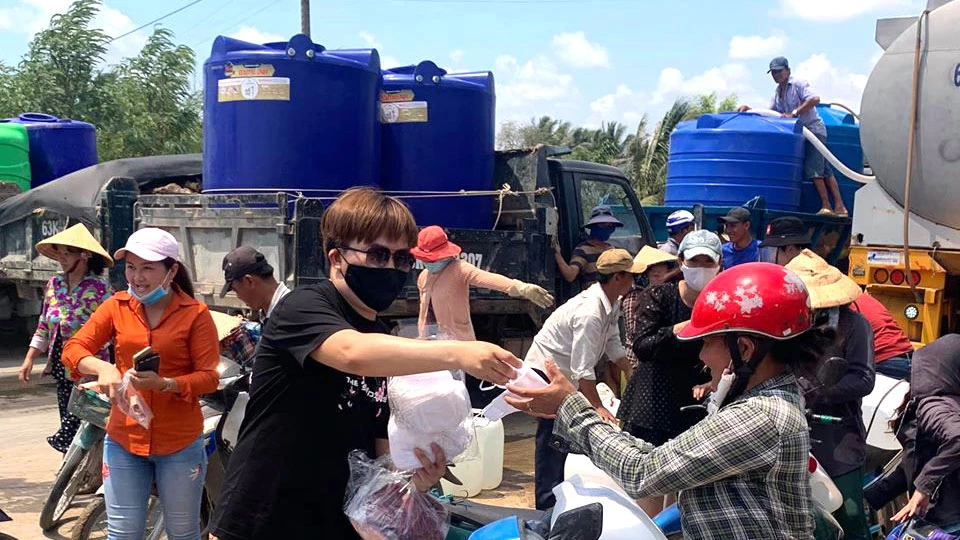 Nghệ sĩ Đại Nghĩa tặng bồn chứa nước và khẩu trang cho người dân
