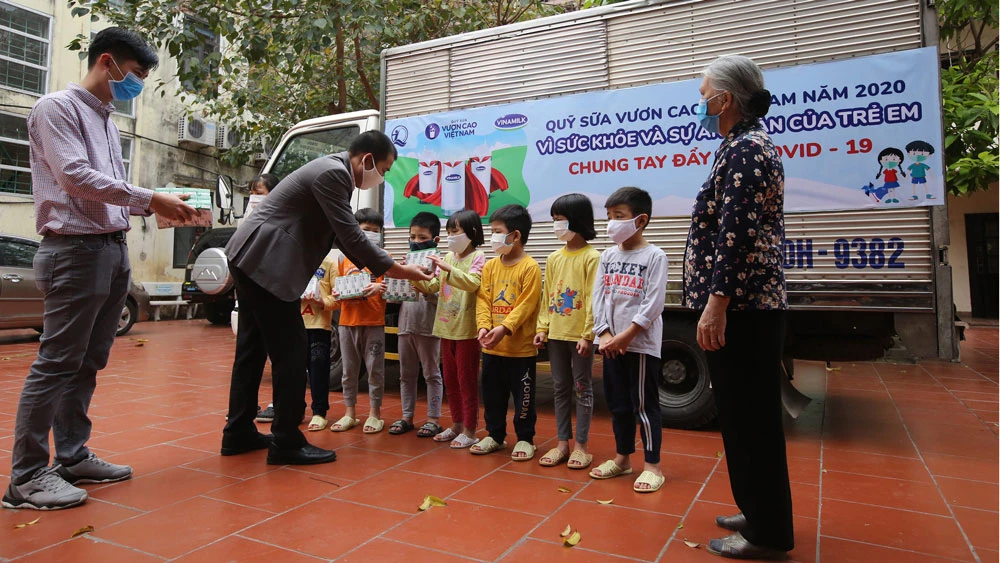 Đại diện Vinamilk tặng sữa cho trẻ em Trung tâm Nuôi dưỡng trẻ mồ côi Hà Cầu (Hà Nội)