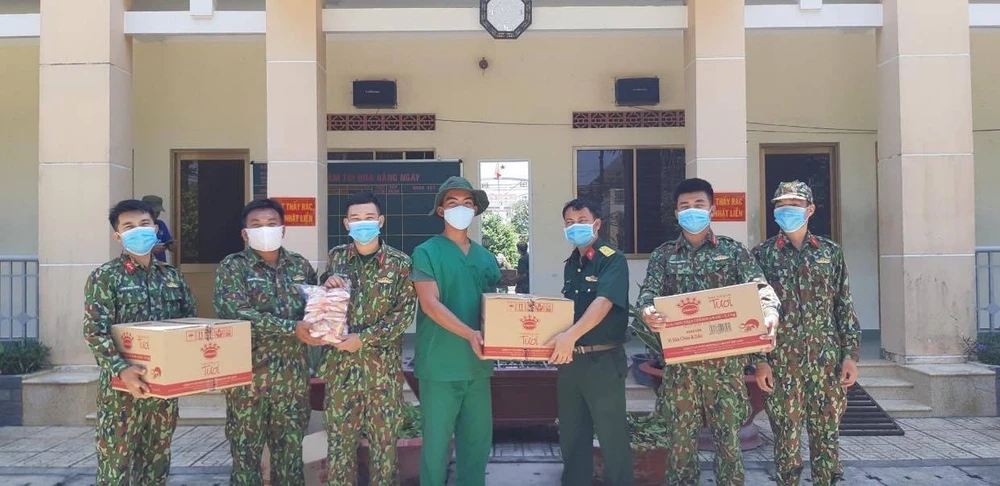 Hơn 2.500 thùng sản phẩm được gửi tặng đến các nhân viên y tế tuyến đầu và các cơ quan chính phủ