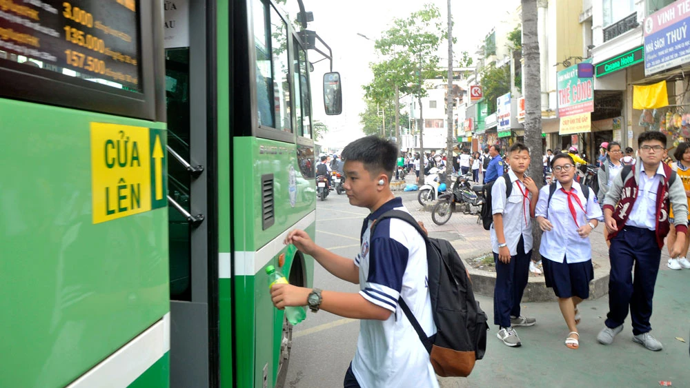 Học sinh Trường THCS Minh Đức, quận 1 đi xe buýt. Ảnh: CAO THĂNG
