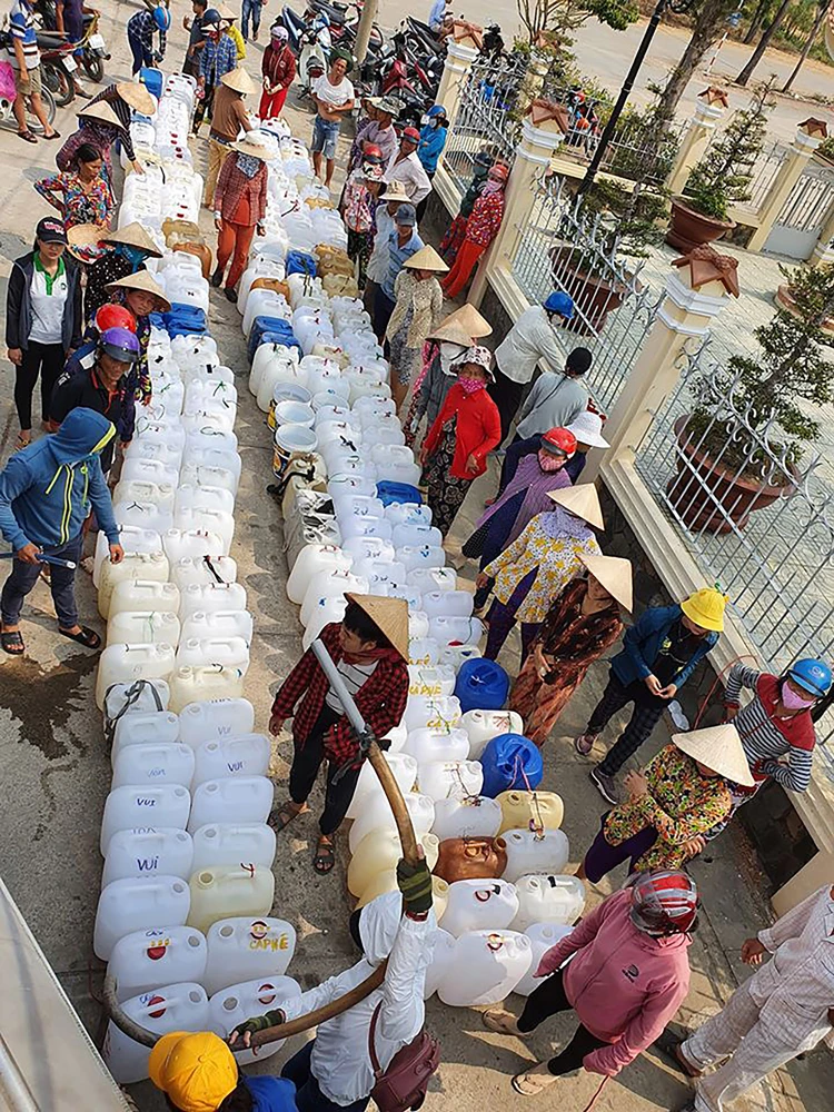 Nước ngọt được chở từ TPHCM về hỗ trợ người dân vùng hạn mặn ở ĐBSCL