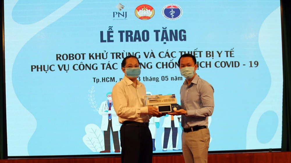 PNJ tặng robot, thiết bị y tế hỗ trợ công tác phòng chống dịch Covid-19