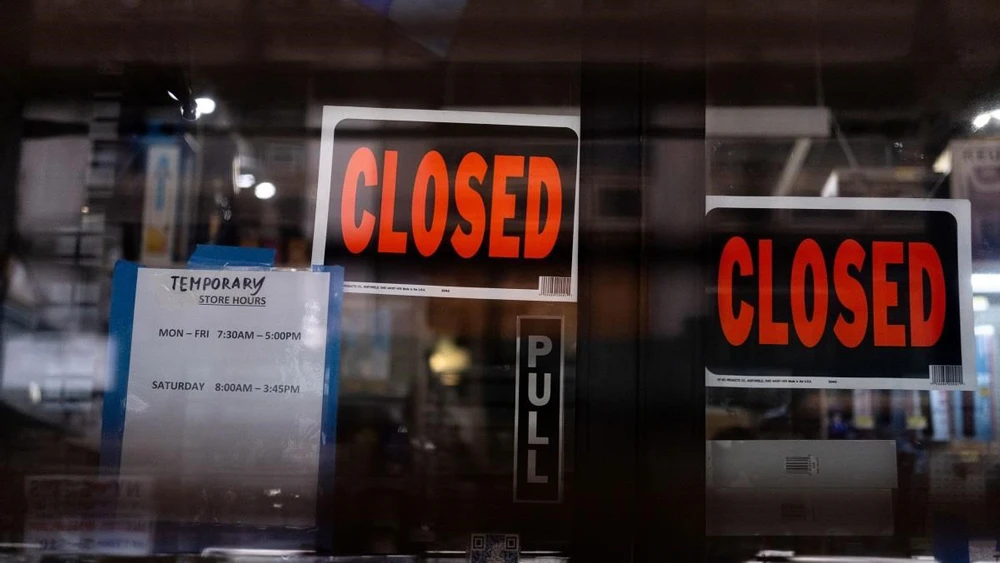 Một cửa hàng phải đóng cửa do lệnh phong tỏa nhằm chống dịch Covid-19 tại Manhattan, New York, Mỹ. Ảnh: Reuters