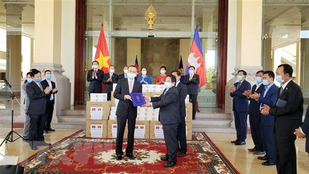 Ngài Leng Peng Long, Tổng Thư ký Quốc hội Vương quốc Campuchia trao thư cảm ơn của Chủ tịch Quốc hội Campuchia gửi Chủ tịch Quốc hội Việt Nam tại buổi trao quà phòng chống dịch Covid-19 của Việt Nam. Ảnh: Vũ Hùng/TTXVN