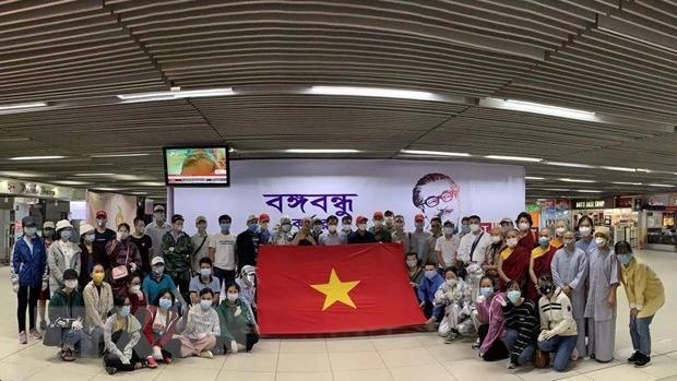 Công dân Việt Nam tại Bangladesh chuẩn bị làm thủ tục lên máy bay về nước. Ảnh: TTXVN