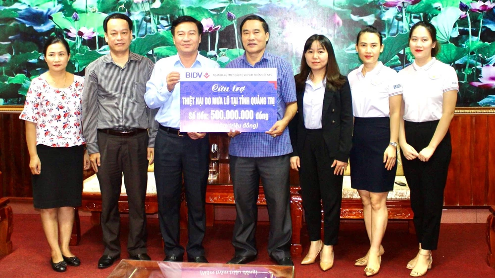 Đại diện Công đoàn BIDV trao bảng trượng trưng hỗ trợ 500 triệu đồng cho tỉnh Quảng Trị