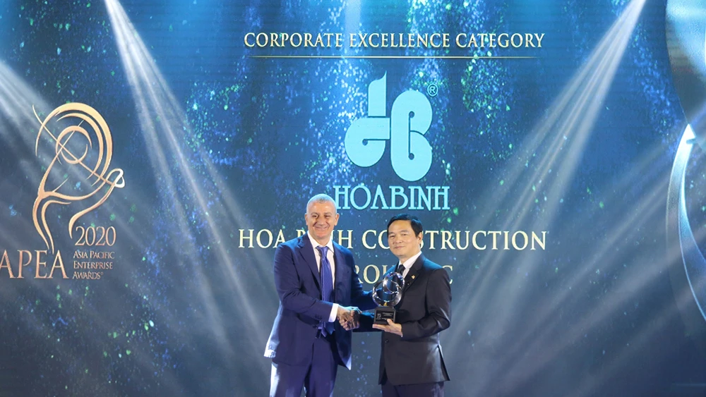 Ông Lê Viết Hải (bên phải), Chủ tịch HĐQT Tập đoàn Xây dựng Hòa Bình nhận giải thưởng Kinh doanh xuất sắc Châu Á 2020 (Asia Pacific Enterprise Awards - APEA)